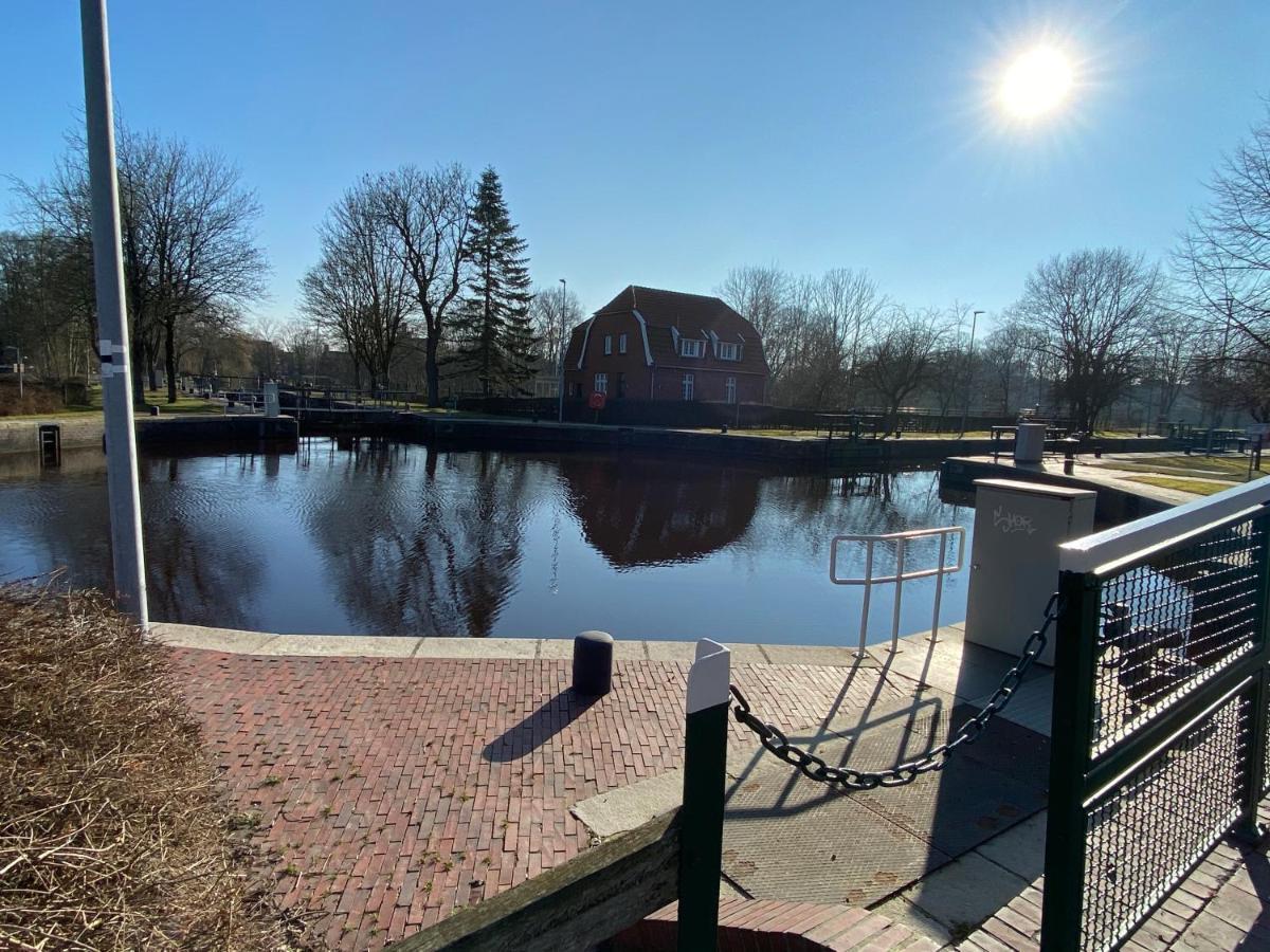 Charmante Altbauwohnung An Der Kesselschleuse 3 Emden Bagian luar foto